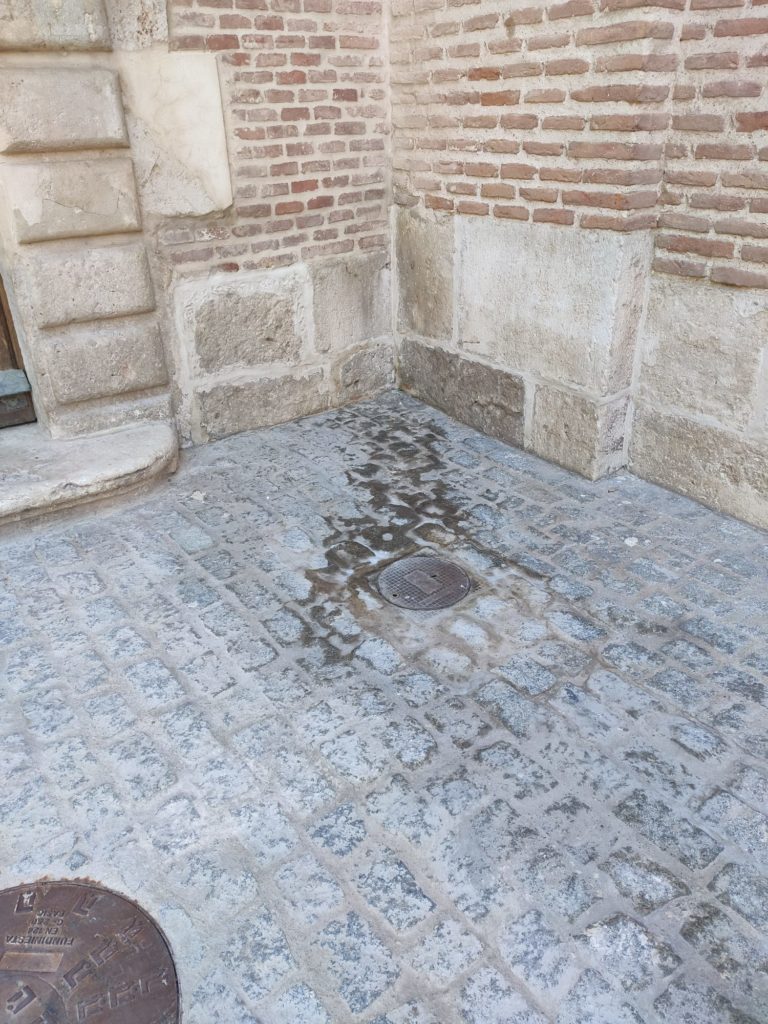 Restos de orín en la calle