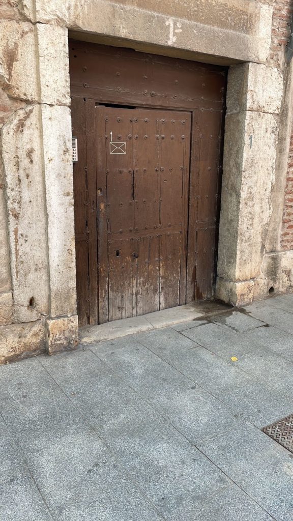 Restos de orín en una puerta en la calle