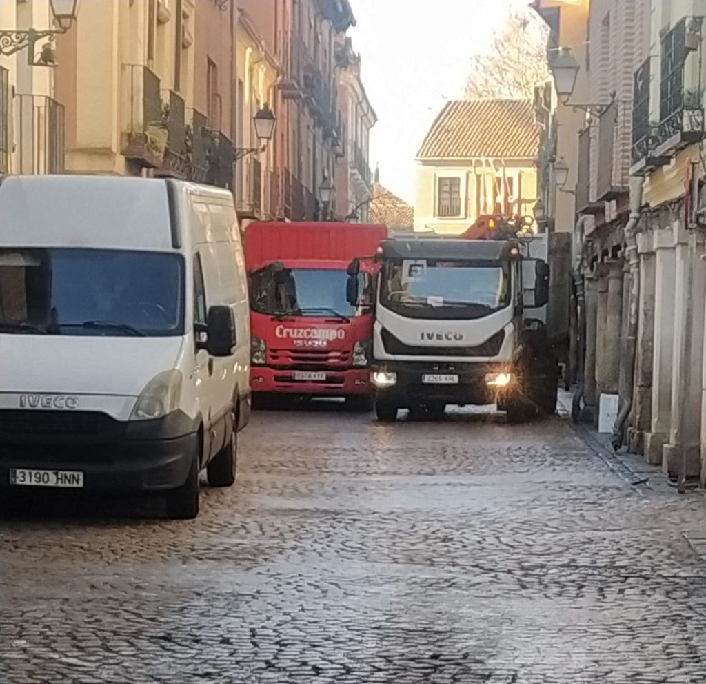 Camiones en la calle Mayor